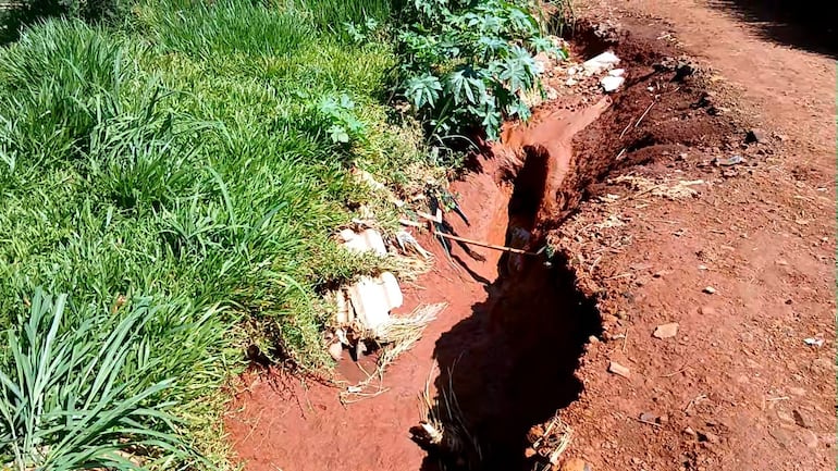 Enormes zanjas al costado de la calle principal representan un peligro para los transeúntes.