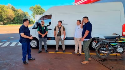 La comitiva que llegó de Asunción para completar el procedimiento.