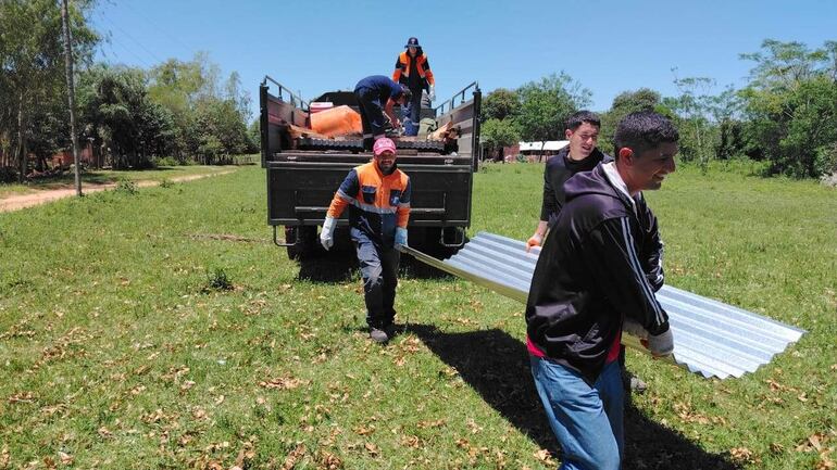 La Secretaría de Emergencia Nacional (SEN) entregó chapas y otros materiales a las familias que perdieron el techo de sus viviendas