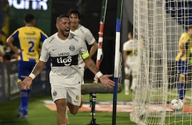 Richard Ortiz, futbolista de Olimpia, celebra un gol en el partido frente a Sportivo Luqueño por la fecha 11 del torneo Apertura 2026 de la Primera División de Paraguay en el estadio Defensores del Chaco, en Asunción, Paraguay.