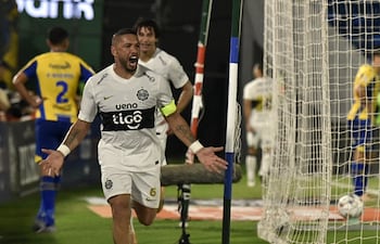 Richard Ortiz, futbolista de Olimpia, celebra un gol en el partido frente a Sportivo Luqueño por la fecha 11 del torneo Apertura 2026 de la Primera División de Paraguay en el estadio Defensores del Chaco, en Asunción, Paraguay.