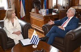 El ministro de Relaciones Exteriores de Uruguay, Mario Lubetkin, habla con la vicepresidenta de la República y presidenta de la Asamblea General, Carolina Cosse, durante la entrega del acuerdo Mercosur y la Asociación Europea de Libre Comercio (EFTA) este lunes, en Montevideo (Uruguay).