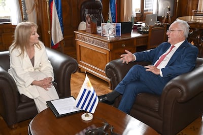 El ministro de Relaciones Exteriores de Uruguay, Mario Lubetkin, habla con la vicepresidenta de la República y presidenta de la Asamblea General, Carolina Cosse, durante la entrega del acuerdo Mercosur y la Asociación Europea de Libre Comercio (EFTA) este lunes, en Montevideo (Uruguay).