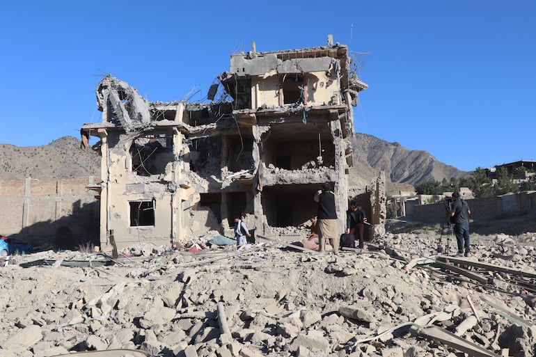 Un edificio destruido por un bombardeo paquistaní en la aldea de Mandakhel, en la provincia afgana de Paktia.