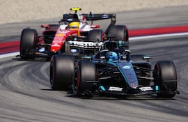 El piloto británico del equipo Mercedes, George Russell, consiguió la "pole position" en Montmeló. Fue escoltado por Lewis Hamilton, de Ferrari, que partirá segundo en Barcelona-Cataluña.