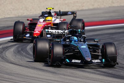 El piloto británico del equipo Mercedes, George Russell, consiguió la "pole position" en Montmeló. Fue escoltado por Lewis Hamilton, de Ferrari, que partirá segundo en Barcelona-Cataluña.