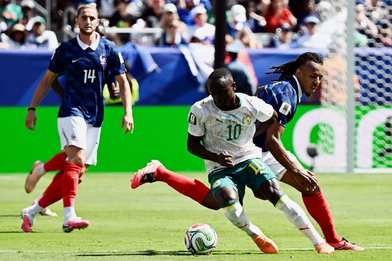 Sadio Mané, figura ofensiva de Senegal, maniobra frente a Jules Kounde.  