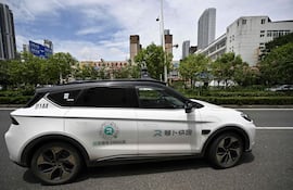 Esta foto de archivo, tomada el 1 de agosto de 2024, muestra una vista general de un robotaxi autónomo sin conductor desarrollado como parte del proyecto de conducción autónoma Apollo Go del gigante tecnológico Baidu, en Wuhan, en la provincia central china de Hubei.