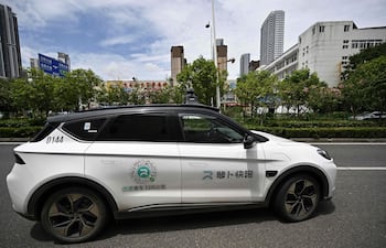 Esta foto de archivo, tomada el 1 de agosto de 2024, muestra una vista general de un robotaxi autónomo sin conductor desarrollado como parte del proyecto de conducción autónoma Apollo Go del gigante tecnológico Baidu, en Wuhan, en la provincia central china de Hubei.