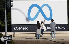 Fotografía de archivo fechada el 04 de diciembre de 2024 de personas tomando fotografías frente al cartel de Meta en la sede de Meta Platforms (Meta) en Menlo Park, California (EE. UU.). Meta se metió en camisa de once varas luego de que investigadores descubrieran que Facebook e Instagram estaban espiando el historial web de usuarios Android, incluso en modo incógnito o con una Red Privada Virtual (VPN, en inglés).