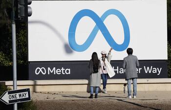 Fotografía de archivo fechada el 04 de diciembre de 2024 de personas tomando fotografías frente al cartel de Meta en la sede de Meta Platforms (Meta) en Menlo Park, California (EE. UU.). Meta se metió en camisa de once varas luego de que investigadores descubrieran que Facebook e Instagram estaban espiando el historial web de usuarios Android, incluso en modo incógnito o con una Red Privada Virtual (VPN, en inglés).