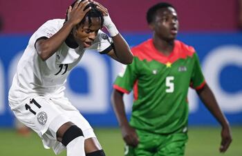 El alemán Wisdom Mike se lamenta ante la presencia del Fadil Adama Yassir Barro.