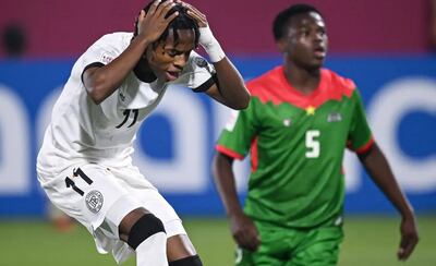 El alemán Wisdom Mike se lamenta ante la presencia del Fadil Adama Yassir Barro.
