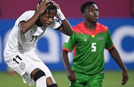 El alemán Wisdom Mike se lamenta ante la presencia del Fadil Adama Yassir Barro.