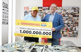 Don Marco Guillén recibió su premio de manos del presidente de Gambling, Néstor Povigna.