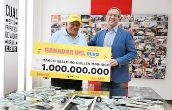 Don Marco Guillén recibió su premio de manos del presidente de Gambling, Néstor Povigna.