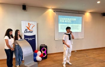 Jóvenes voluntarios durante el lanzamiento del programa de inglés gratuito Rohayhu Voices, en Asunción, el sábado 11 de julio.