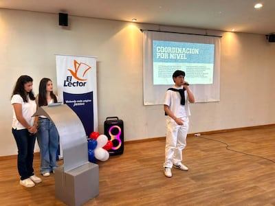 Jóvenes voluntarios durante el lanzamiento del programa de inglés gratuito Rohayhu Voices, en Asunción, el sábado 11 de julio.