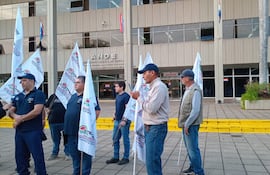 Sindicalistas de la Administración Nacional de Electricidad (ANDE) en Asunción protestas en contra de la fusión de instituciones con el MIC.