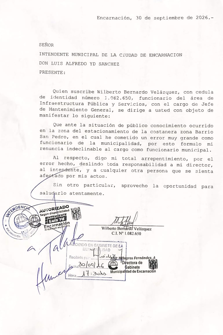 Documento escrito con firma de Wilberto Bernardo Velázquez, dirigido al intendente de Encarnación, sobre su renuncia.