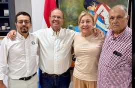 El edil y en busca de la reelección, Miguel Sosa (izq.), Camilo Pérez y Nidia Rosa López.