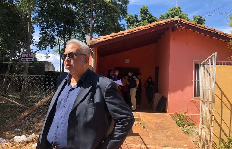El fiscal Adjunto de Alto Paraná, Jorge Sosa, durante el allanamiento realizado esta tarde.