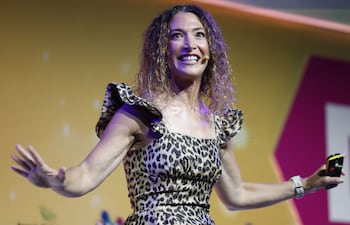 Randi Zuckerberg, emprendedora y fundadora de Zuckerberg Media, durante su ponencia "la IA que cumple", en la que expone cómo la Inteligencia Artificial (IA) está incrementando el retorno de la inversión como palanca real de impulso del negocio, en el Digital Enterprise Show que se celebra en el Palacio de Congresos de Málaga, este miércoles.