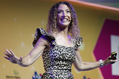 Randi Zuckerberg, emprendedora y fundadora de Zuckerberg Media, durante su ponencia "la IA que cumple", en la que expone cómo la Inteligencia Artificial (IA) está incrementando el retorno de la inversión como palanca real de impulso del negocio, en el Digital Enterprise Show que se celebra en el Palacio de Congresos de Málaga, este miércoles.