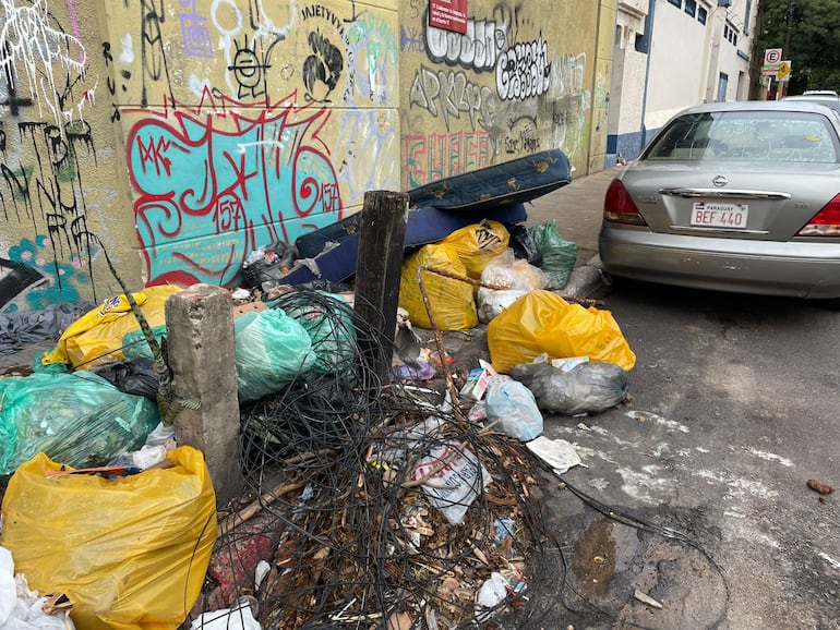 Basural sobre Fulgencio R. Moreno y Caballero, este lunes.