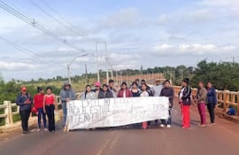 Indígenas cierran una ruta en Curuguaty exigiendo al Gobierno el pago de becas universitarias atrasadas.