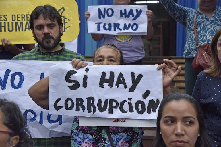 Carteles mostrados esta mañana durante la manifestación frente al Ministerio de Salud.

