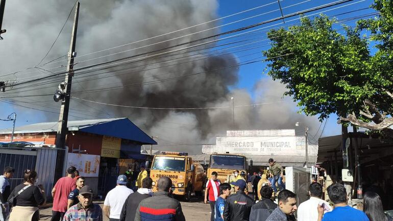 Mercado de Itauguá fue consumido “en un 95 por ciento” por incendio, según intendente