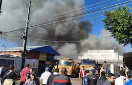 Bomberos de varias compañías trabajaron para contener el incendio en el Mercado Municipal de Itauguá.