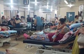 Fotos compartidas por trabajadores del Hospital Nacional de Itauguá, de los pasillos repletos del sector de Urgencias Adultos.