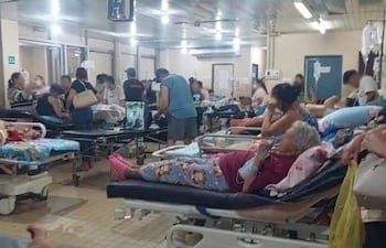 Fotos compartidas por trabajadores del Hospital Nacional de Itauguá, de los pasillos repletos del sector de Urgencias Adultos.