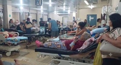 Fotos compartidas por trabajadores del Hospital Nacional de Itauguá, de los pasillos repletos del sector de Urgencias Adultos.