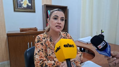 Roberto López Rodríguez, detenido en local de votación, parece preocupado mientras los funcionarios lo interrogan sobre el fraude electoral.
