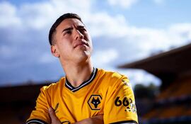 Enso González durante llegada, revisión médica y presentación como refuerzo de Wolverhampton.