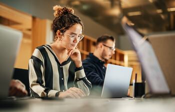Mujer en la oficina.