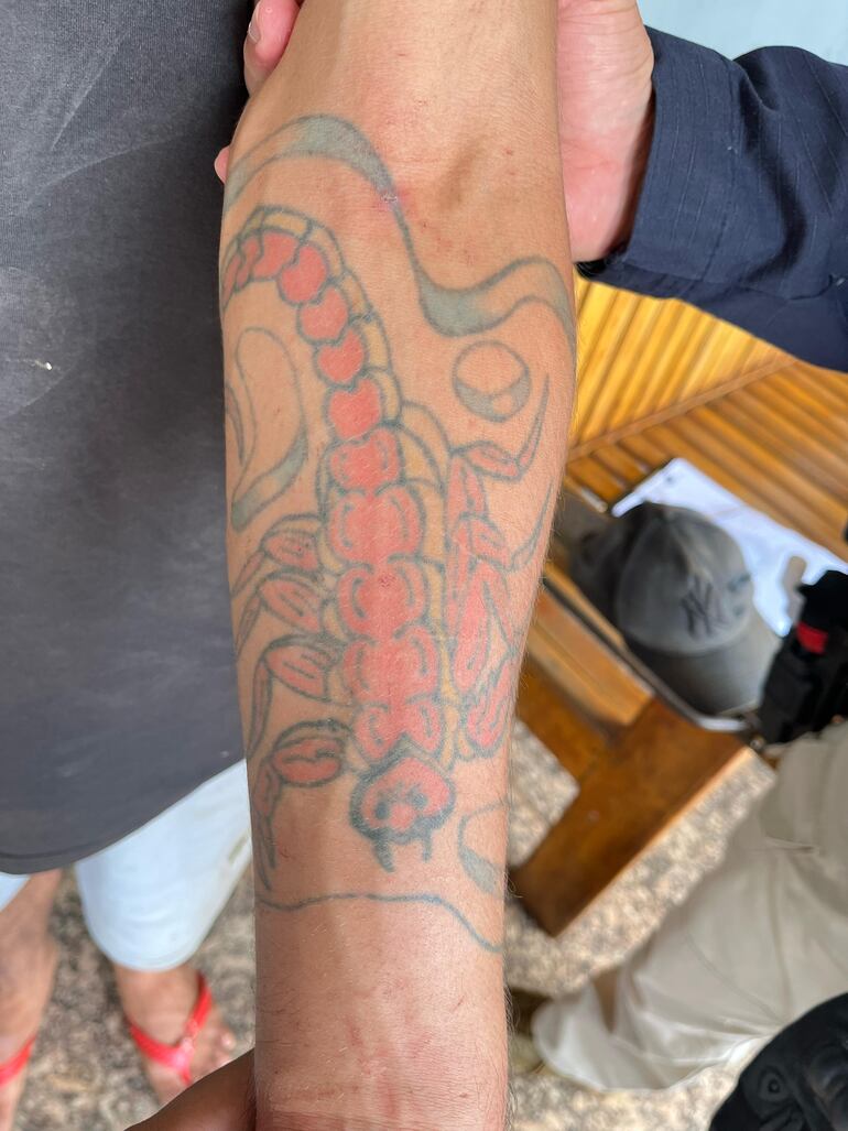 El detenido tiene varios tatuajes en el cuerpo, los que confirman su importancia  en la estructura criminal. 