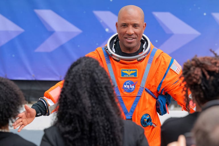 El piloto Victor Glover habla con su familia mientras sale del edificio de Operaciones y Verificación Neil A. Armstrong antes del lanzamiento de Artemis II en el Centro Espacial Kennedy de la NASA, el 1 de abril de 2026, en Cabo Cañaveral, Florida.