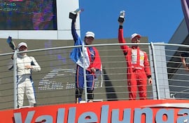 Mateo Valente (centro) celebra con la tricolor en el cuello levantando con su mano derecha uno de los trofeos que recibió en Italia.