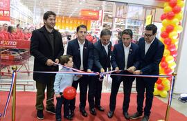 Directivos de la firma realizaron el corte de cinta oficial de Éxito Súper Mayorista.