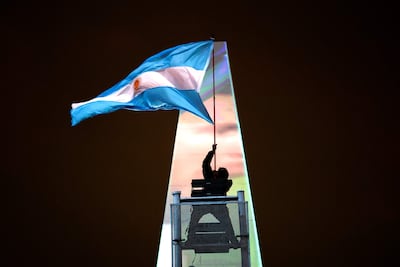 Una persona sostiene la bandera de Argentina tras la derrota de su selección ante España en la final del Mundial de la FIFA 2026 este domingo, en Buenos Aires.