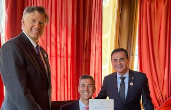 Santiago Peña (c), posando junto al Secretario de Estado Adjunto de EE.UU, Christopher Landau (i); y el ministro de Relaciones Exteriores de Paraguay, Rubén Ramírez este miércoles, en Santiago (Chile).
