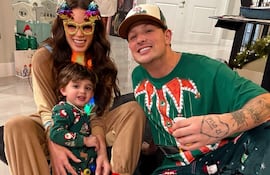 Stephi Stegman y Pablo Mejía junto al pequeño Bruno disfrutando de la magia de la Navidad en pijamas.
