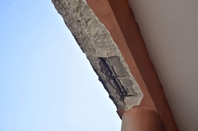 El revoque de un pabellón se cae a pedazos en el Colegio Nacional Eduardo López Moreira.