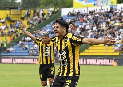 Alcides Barbotte, jugador de Guaraní, celebra un gol en el clásico más añejo contra Olimpia por la fecha 18 del torneo Clausura 2025 de la Primera División de Paraguay en el estadio Erico Galeano, Capiatá, Paraguay.