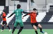 Maniobra del capitán liberteño Lorenzo Melgarejo ante Juan Rodrigo Rojas, de Rubio Ñu, con pasado en el club del barrio Las Mercedes.