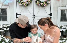 Pablo Mejía y Stephi Stegman junto a Bruno y el conejito de Pascua.